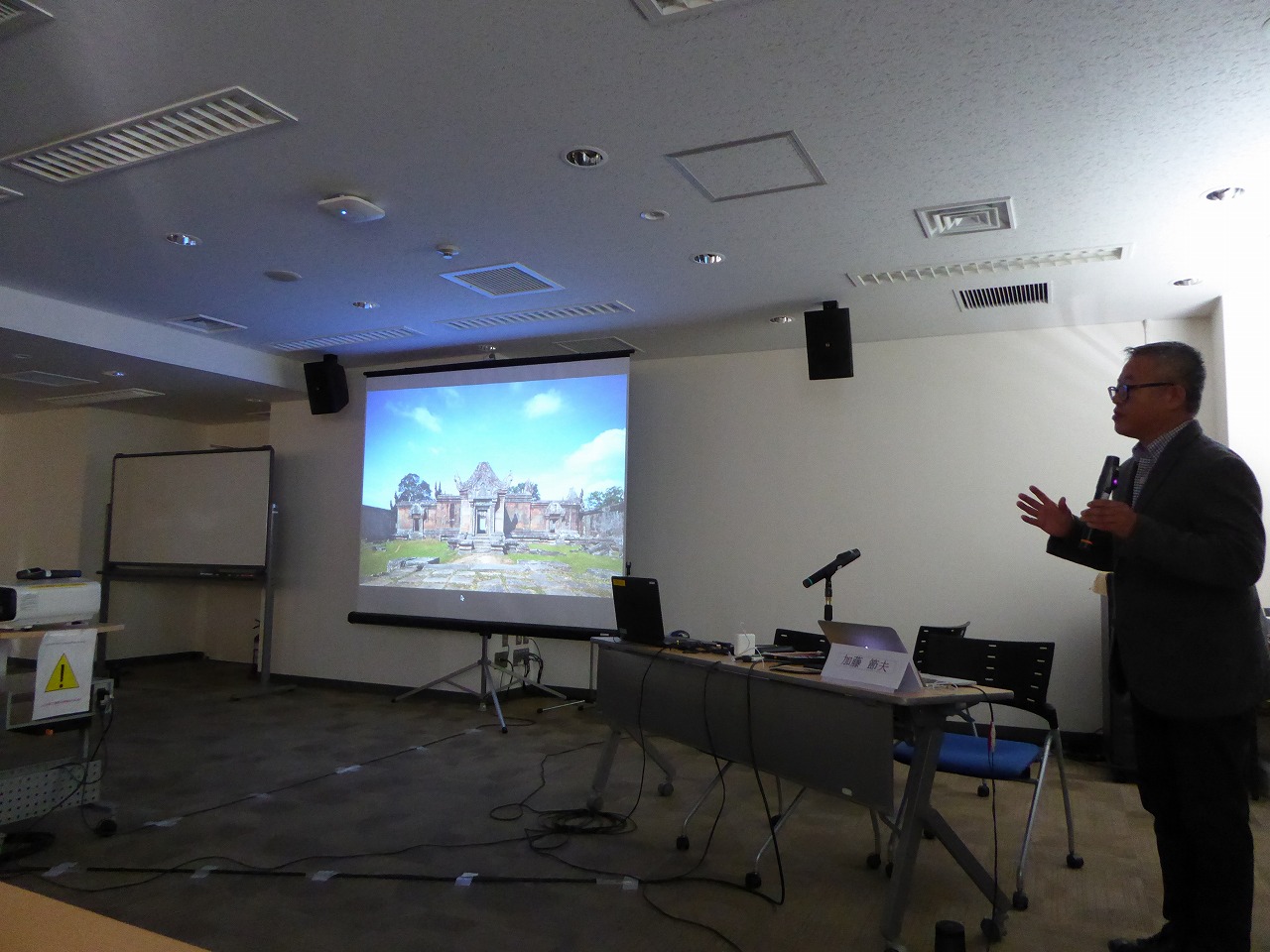 10周年記念講演会「写真家奥村氏講演」