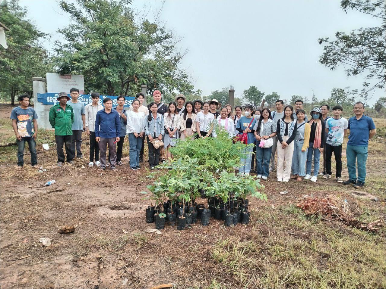 Group photo of tree-planting participants