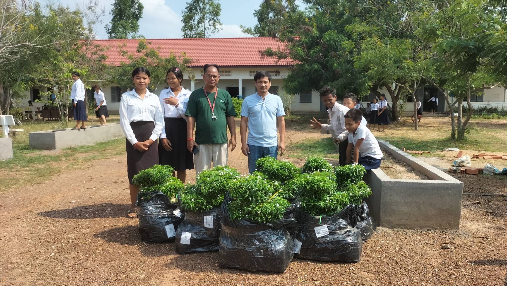 Commemorative photo of school tree planting