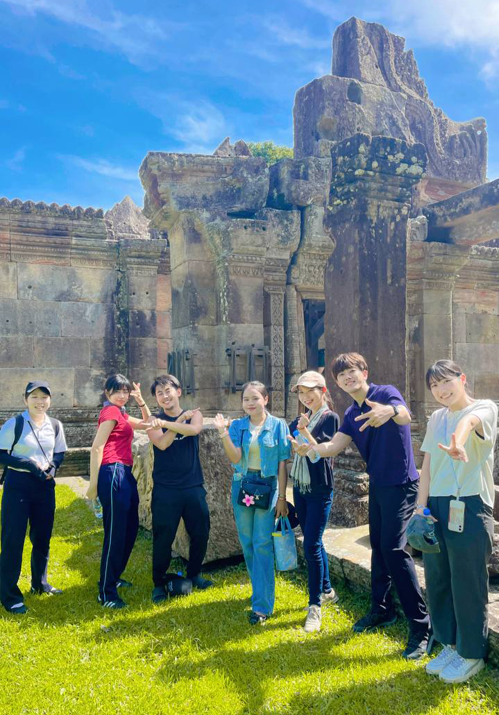 プレアビヒア寺院前での集合写真